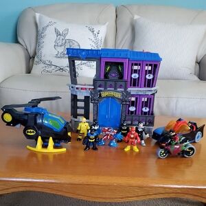 Imaginex Batman Gotham City Playset with Blue and Yellow Details